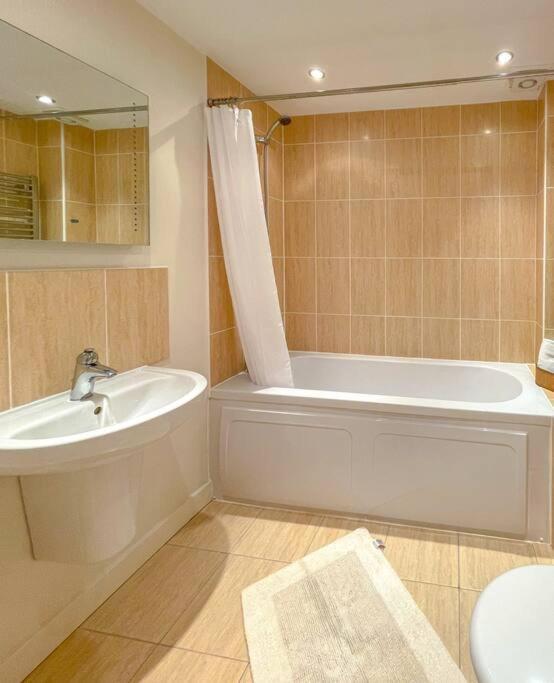Soho Beach Apartment With Fabulous Sea View And 2 Minutes To The Beach With Free Parking And Netflix Борнмут Экстерьер фото