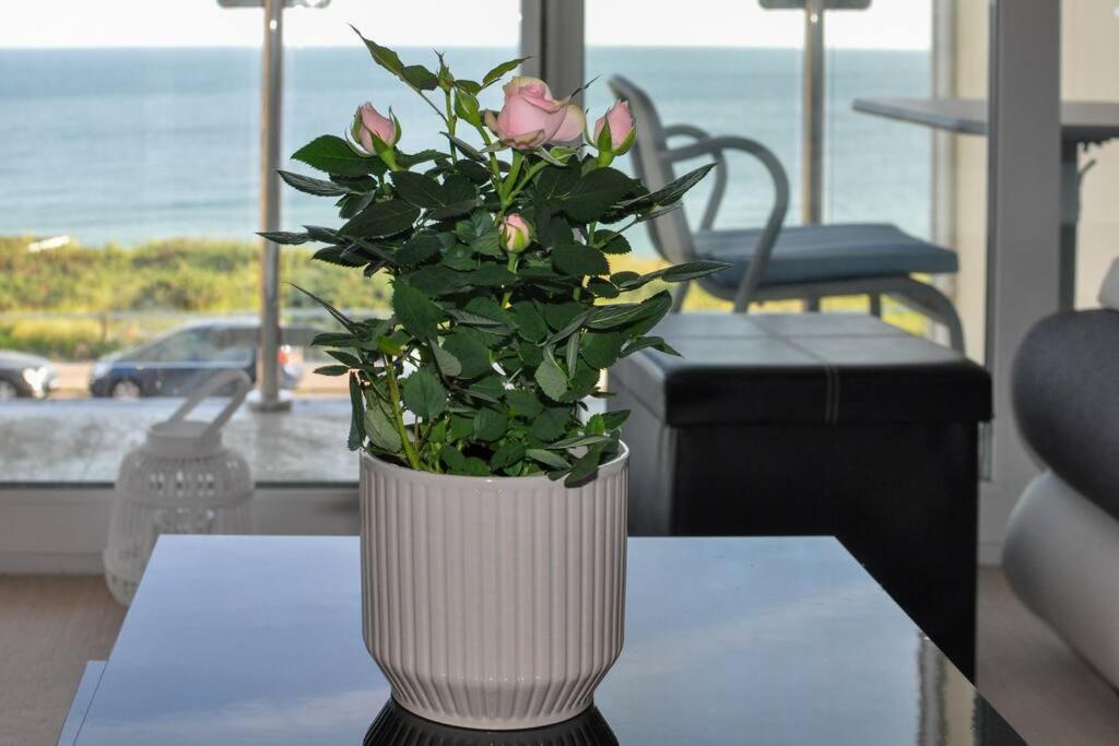 Soho Beach Apartment With Fabulous Sea View And 2 Minutes To The Beach With Free Parking And Netflix Борнмут Экстерьер фото